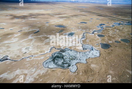 (161202) -- GOLMUD, 2 décembre 2016 (Xinhua) -- photo aérienne prise le 1 décembre 2016, présente le paysage de Hoh Xil, dans la province de Qinghai en Chine. La Réserve Naturelle de Hoh Xil avec altitude moyenne plus de 4 600 mètres, couvrant une superficie de 45 000 kilomètres carrés, abrite plus de 230 espèces d'animaux sauvages. (Xinhua/Wu Gang) (zyd) Banque D'Images