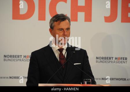 Vienne, Autriche. 2 Décembre, 2016. Candidat à la présidence autrichienne, l'Norbert Hofer, prononce un discours lors de son dernier rassemblement de campagne avant les élections présidentielles du pays, à la Bourse de Vienne à Vienne, Autriche, le 2 décembre 2016. Les Verts autrichiens candidat indépendant soutenu par Alexander Van der Bellen et l'Norbert Hofer a participé à leur troisième et dernier débat télévisé jeudi soir, avant une reprise de l'élection présidentielle de dimanche. Credit : Liu Xiang/Xinhua/Alamy Live News Banque D'Images