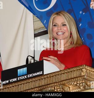 New York, NY, USA. 1er décembre 2016. Christie Brinkley à la sonnerie de la cloche de la Bourse de New York pour Christie Brinkley sonne cloche de clôture de la Bourse de New York, New York Stock Exchange, New York, NY 1 décembre 2016. Credit : RCF/Everett Collection/Alamy Live News Banque D'Images