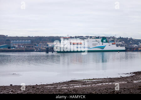 Pembroke, au Pays de Galles, Royaume-Uni. 2 Décembre, 2016. L'Irish ferry, Isle of Inishmore, a fait état d'une femme à la mer ce matin. Un corps a été trouvé près de l'Ouest sur le Lawrenny Cleddau. Credit : Derek Phillips/Alamy Live News Banque D'Images