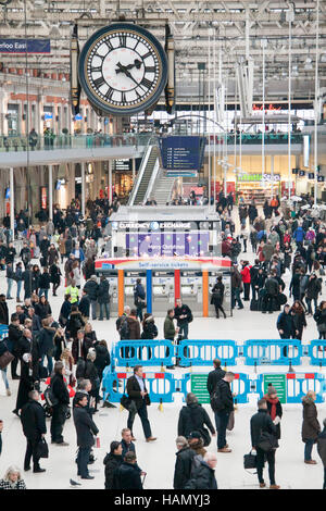 Londres, Royaume-Uni. 2e décembre 2016. La gare de Waterloo. L'industrie ferroviaire a été critiqué après le voyage en train en Grande-Bretagne sont en raison d'aller jusqu'à une moyenne de 2,3  % à partir du 2 janvier 2017. L'augmentation portera à la fois sur les tarifs réglementés, qui comprend les billets de saison, et non les prix, tels que des billets de loisirs hors-pointe. Credit : amer ghazzal/Alamy Live News Banque D'Images