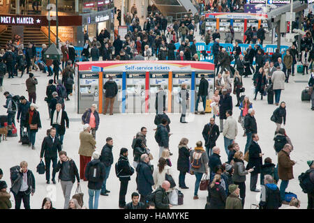 Londres, Royaume-Uni. 2e décembre 2016. La gare de Waterloo. L'industrie ferroviaire a été critiqué après le voyage en train en Grande-Bretagne sont en raison d'aller jusqu'à une moyenne de 2,3  % à partir du 2 janvier 2017. L'augmentation portera à la fois sur les tarifs réglementés, qui comprend les billets de saison, et non les prix, tels que des billets de loisirs hors-pointe. Credit : amer ghazzal/Alamy Live News Banque D'Images