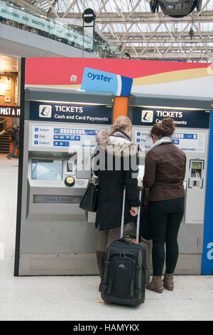 Londres, Royaume-Uni. 2e décembre 2016. La gare de Waterloo.L'industrie ferroviaire a été critiqué après le voyage en train en Grande-Bretagne sont en raison d'aller jusqu'à une moyenne de 2,3  % à partir du 2 janvier 2017. L'augmentation portera à la fois sur les tarifs réglementés, qui comprend les billets de saison, et non les prix, tels que des billets de loisirs hors-pointe. Banque D'Images