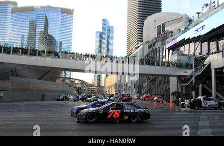 Las Vegas, Nevada, USA. 1er décembre 2016. Les pilotes de NASCAR Sprint Cup Series Martin Truex Jr et Chase Elliott prendre un tour sur la célèbre Las Vegas Strip en passant plusieurs l'ARIA et cosmopolite à Las Vegas, Nevada le 1 décembre 2016. Credit : Mpi34/media/Alamy Punch Live News Banque D'Images