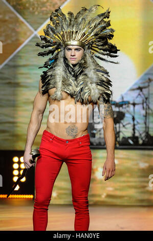 Modèle masculin au cours de la roche la piste d'Alcatel à thème Fashion Theatre du Show, vêtements NEC, Birmingham, UK. Les vêtements montrent retourné au NEC Birmingham aujourd'hui pour la dernière fois. Il s'étend de 2-6 Décembre 2016 avec l'habituel mélange passionnant de la mode, beauté, célébrités, la musique, et des experts de l'industrie. Après 27 années de succès à NEC, les vêtements Show déménagera à Liverpool en juillet 2017. 2e décembre 2016. Crédit : Antony l'ortie/Alamy Live News Banque D'Images