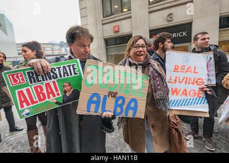 Londres, Royaume-Uni. 2e décembre 2016. LSE le professeur David Graeber stands avec du nettoyant Alba Pasimo licenciés au début de l'heure du déjeuner bruyant protestation de cleaner's Union européenne l'Organisation des voix du monde à la LSE. La protestation a déménagé sur le campus et à travers le bâtiment principal d'appuyer sur le cas de reconnaissance syndicale, le rétablissement de l'Alba Pasimo, le London Living Wage, une meilleure gestion des charges de travail et réalisables les mêmes conditions de service, y compris les congés maladie, les pensions et les congés payés de l'entrepreneur Noonan comme ceux de grade équivalent personnel directement employé par le LSE. © Peter Marshall/Ala Banque D'Images