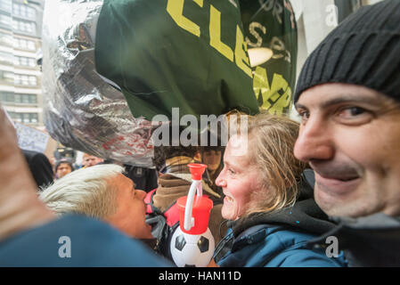 Londres, Royaume-Uni. 2e décembre 2016. Le personnel de sécurité pour empêcher les manifestants de l'Union européenne l'Organisation des voix du monde, les étudiants de la LSE et certains membres du personnel entrant dans le bâtiment principal dans une protestation bruyante à la LSE. Crédit : Peter Marshall/Alamy Live News Banque D'Images