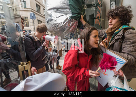 Londres, Royaume-Uni. 2e décembre 2016. Les manifestants de l'Union européenne l'Organisation des voix du monde, les étudiants de la LSE et certains membres du personnel entre le bâtiment principal dans une protestation bruyante à la LSE. Crédit : Peter Marshall/Alamy Live News Banque D'Images