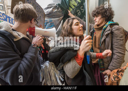 Londres, Royaume-Uni. 2e décembre 2016. Les manifestants de l'Union européenne l'Organisation des voix du monde, les étudiants de la LSE et certains membres du personnel entre le bâtiment principal dans une protestation bruyante à la LSE. Crédit : Peter Marshall/Alamy Live News Banque D'Images