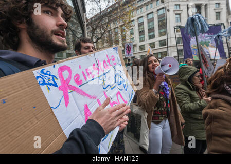 Londres, Royaume-Uni. 2e décembre 2016. Manifestants devant les bureaux de Noonan pour le LSE à la protestation de l'Union européenne d'un nettoyeur de voix du monde, les étudiants de la LSE et certains membres du personnel de la LSE. Le mouvement de protestation ont appelé à la réintégration d'Alba Pasimo, le London Living Wage, une meilleure gestion des charges de travail et réalisables les mêmes conditions de service, y compris les congés maladie, les pensions et les congés payés de l'entrepreneur Noonan comme ceux de grade équivalent personnel directement employé par le LSE. Crédit : Peter Marshall/Alamy Live News Banque D'Images