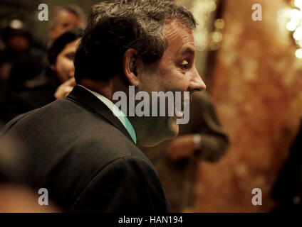 New York, New York, USA. 09Th Dec 2016. Gouverneur Chris Christie (républicain du New Jersey) promenades à travers le hall de Trump Tower USA, 02 décembre 2016. Crédit : Justin Lane/Piscine via CNP Crédit : MediaPunch MediaPunch /Inc/Alamy Live News Banque D'Images