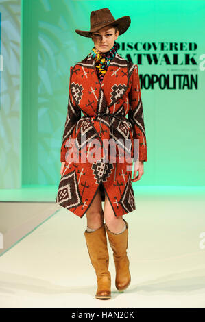 Portant des vêtements de modèle Tu par Sainsburys sur la ville cosmopolite de découvert au Catwalk Show Vêtements, NEC, Birmingham, UK. Les vêtements montrent retourné au NEC Birmingham aujourd'hui pour la dernière fois. Il s'étend de 2-6 Décembre 2016 avec l'habituel mélange passionnant de la mode, beauté, célébrités, la musique, et des experts de l'industrie. Après 27 années de succès à NEC, les vêtements Show déménagera à Liverpool en juillet 2017. 2e décembre 2016. Crédit : Antony l'ortie/Alamy Live News Banque D'Images