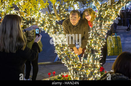 Granada, Espagne. 02 Dec, 2016. Une famille est posant avec le nouveau lumières de Noël dans la ville de Grenade, en Espagne. © Lazar Gergo Banque D'Images