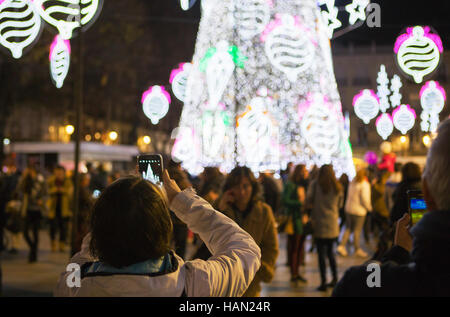 Granada, Espagne. 02 Dec, 2016. Une femme est prise d'une photo d'un arbre de Noël dans Granada, Espagne © Lazar Gergo Banque D'Images