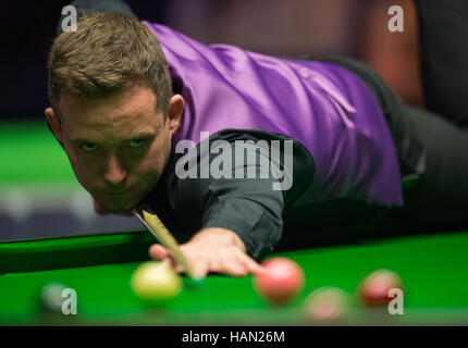 New York. 2 Décembre, 2016. Jamie Jones de galles fait concurrence au cours du trimestre dernier match avec Marco Fu de Hong Kong, de la Chine à l'UK Snooker Championship à York, Angleterre le 2 décembre 2016. Marco Fu a gagné 6-5. Crédit : Jon Buckle/Xinhua/Alamy Live News Banque D'Images