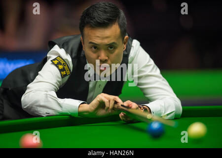 New York. 2 Décembre, 2016. Marco Fu de Hong Kong de la concurrence de la Chine au cours du trimestre dernier match avec Jamie Jones de galles au snooker Championnat du Royaume-Uni en Grande-Bretagne, New York le 2 décembre 2016. Marco Fu a gagné 6-5. Crédit : Jon Buckle/Xinhua/Alamy Live News Banque D'Images