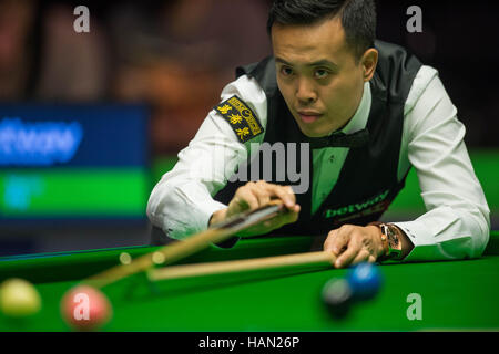 New York. 2 Décembre, 2016. Marco Fu de Hong Kong de la concurrence de la Chine au cours du trimestre dernier match avec Jamie Jones de galles au snooker Championnat du Royaume-Uni en Grande-Bretagne, New York le 2 décembre 2016. Marco Fu a gagné 6-5. Crédit : Jon Buckle/Xinhua/Alamy Live News Banque D'Images