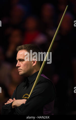 New York. 2 Décembre, 2016. Jamie Jones de galles fait concurrence au cours du trimestre dernier match avec Marco Fu de Hong Kong, de la Chine à l'UK Snooker Championship à York, Angleterre le 2 décembre 2016. Marco Fu a gagné 6-5. Crédit : Jon Buckle/Xinhua/Alamy Live News Banque D'Images