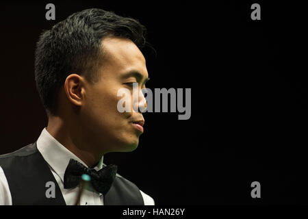 New York. 2 Décembre, 2016. Marco Fu de Hong Kong de la concurrence de la Chine au cours du trimestre dernier match avec Jamie Jones de galles au snooker Championnat du Royaume-Uni en Grande-Bretagne, New York le 2 décembre 2016. Marco Fu a gagné 6-5. Crédit : Jon Buckle/Xinhua/Alamy Live News Banque D'Images