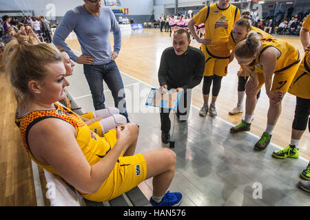 Gdynia, Pologne. 19Th Mar, 2016. Astana Togers Strebkov Vitaliy entraîneur-chef de l'Europe de l'Est au cours d'une ligue de basket-ball des femmes (EEWBL) Groupe B match entre les tigres d'Astana (Kazakhstan) et panier Gdynia (Pologne) équipes. Credit : Michal Fludra/Alamy Live News Banque D'Images