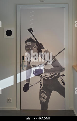 Lenzerheide (Suisse). 3e décembre 2016. Porte d'un dortoir à la Maison nordique à l'Arène de biathlon. © Rolf Simeon/bildgebend.ch/Alamy Live News Banque D'Images