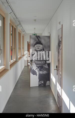 Lenzerheide (Suisse). 3e décembre 2016. Ouvrir la porte d'un dortoir dans la Maison nordique à l'Arène de biathlon. © Rolf Simeon/bildgebend.ch/Alamy Live News Banque D'Images