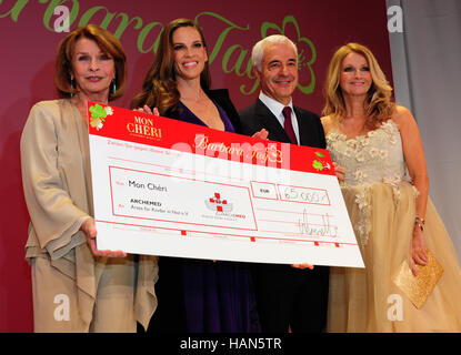 Munich, Allemagne. 09Th Dec 2016. Senta Berger (l-r), l'actrice et ambassadrice pour la charité 'Archemed - Aerzte für Kinder dans pas e.v, l'actrice américaine Hilary Swank, Carlo Vassallo, hôte de la soirée et directeur général de Ferrero France et hôtesse Frauke Ludowig tenant le vérifier dans leurs mains à la Mon Cheri Barbara Tag gala au Postpalast à Munich, Allemagne, 02 décembre 2016. Le producteur de confiserie Mon Cheri a lancé une campagne de collecte de fonds autour de la 'Tag' (lt. Barbara jour) à l'appui d'une organisation caritative pour enfants 'Archemed - Aerzte für Kinder dans pas e.v.' (Archemed - Médecins Banque D'Images