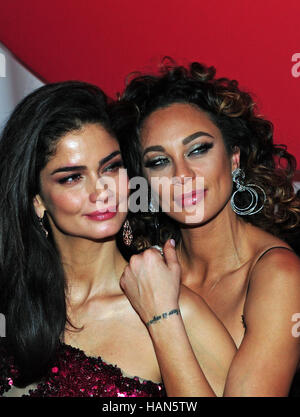 Munich, Allemagne. 09Th Dec 2016. Shermine Shahrivar modèles (l) et Lilly Becker célébrer l'occasion de la Mon Cheri Barbara Tag gala au Postpalast à Munich, Allemagne, 02 décembre 2016. Le producteur de confiserie Mon Cheri a lancé une campagne de collecte de fonds autour de la 'Tag' (lt. Barbara jour) à l'appui d'une organisation caritative pour enfants 'Archemed - Aerzte für Kinder dans pas e.v.' (Archemed - Médecins pour les enfants dans le besoin) Photo : Ursula Düren/dpa dpa : Crédit photo alliance/Alamy Live News Banque D'Images