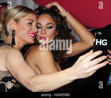 Munich, Allemagne. 09Th Dec 2016. Hofit Golan, modèles (l) et Lilly Becker, épouse de Benjamin légende tennis Becker, célébrer l'occasion de la Mon Cheri Barbara Tag gala au Postpalast à Munich, Allemagne, 02 décembre 2016. Le producteur de confiserie Mon Cheri a lancé une campagne de collecte de fonds autour de la 'Tag' (lt. Barbara jour) à l'appui d'une organisation caritative pour enfants 'Archemed - Aerzte für Kinder dans pas e.v.' (Archemed - Médecins pour les enfants dans le besoin) Photo : Ursula Düren/dpa dpa : Crédit photo alliance/Alamy Live News Banque D'Images