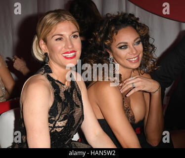 Munich, Allemagne. 09Th Dec 2016. Model Hofit Golan (l) et Lilly Becker, épouse de Benjamin légende tennis Becker, célébrer l'occasion de la Mon Cheri Barbara Tag gala au Postpalast à Munich, Allemagne, 02 décembre 2016. Le producteur de confiserie Mon Cheri a lancé une campagne de collecte de fonds autour de la 'Tag' (lt. Barbara jour) à l'appui d'une organisation caritative pour enfants 'Archemed - Aerzte für Kinder dans pas e.v.' (Archemed - Médecins pour les enfants dans le besoin) Photo : Ursula Düren/dpa dpa : Crédit photo alliance/Alamy Live News Banque D'Images