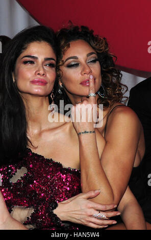 Munich, Allemagne. 09Th Dec 2016. Shermine Shahrivar modèles (l) et Lilly Becker célébrer l'occasion de la Mon Cheri Barbara Tag gala au Postpalast à Munich, Allemagne, 02 décembre 2016. Le producteur de confiserie Mon Cheri a lancé une campagne de collecte de fonds autour de la 'Tag' (lt. Barbara jour) à l'appui d'une organisation caritative pour enfants 'Archemed - Aerzte für Kinder dans pas e.v.' (Archemed - Médecins pour les enfants dans le besoin) Photo : Ursula Düren/dpa dpa : Crédit photo alliance/Alamy Live News Banque D'Images