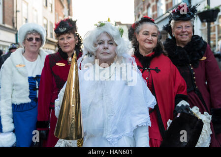 Rochester, au Royaume-Uni. 3 décembre 2016. Une femme vêtue comme Miss Havisham de grandes attentes à la tête d'un groupe de femmes prenant part au Festival de Noël de Dickens Rochester. La ville de Kent est donné une demeure victorienne makeover pour célébrer la vie de l'écrivain Charles Dickens (qui a passé une grande partie de sa vie), avec le thème victorien animations de rue, des défilés costumés et un marché de Noël Crédit : Stephen Chung / Alamy Live News Banque D'Images