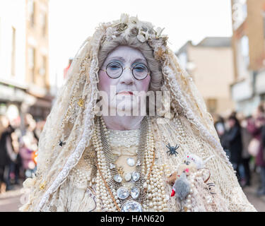 Rochester, au Royaume-Uni. 3 décembre 2016. Une femme vêtue comme Miss Havisham de grandes attentes prend part à la Dickens Rochester Festival de Noël. La ville de Kent est donné une demeure victorienne makeover pour célébrer la vie de l'écrivain Charles Dickens (qui a passé une grande partie de sa vie), avec le thème victorien animations de rue, des défilés costumés et un marché de Noël. Crédit : Stephen Chung / Alamy Live News Banque D'Images