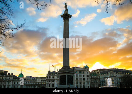 Londres, Royaume-Uni. 19Th Mar, 2016. Météo britannique. La colonne Nelson contre golden sunset Crédit : Dinendra hiver Haria/Alamy Live News Banque D'Images
