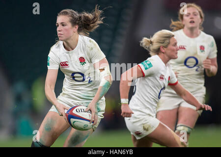 Londres, Royaume-Uni. 26 Nov, 2016. L'Angleterre Emily Scarratt passe le ballon pendant le match de rugby de Rugby entre l'Angleterre et le Canada à Londres, Angleterre, 26 novembre 2016. Photo : Jürgen Keßler/dpa/Alamy Live News Banque D'Images