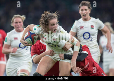 Londres, Royaume-Uni. 26 Nov, 2016. L'Angleterre Emily Scarratt tente de parer une attaquerdurant la Women's Rugby Union match de rugby entre l'Angleterre et le Canada à Londres, Angleterre, 26 novembre 2016. Photo : Jürgen Keßler/dpa/Alamy Live News Banque D'Images