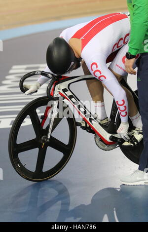 Londres, Royaume-Uni. 06Th Dec, 2016. Lee Valley VeloPark, Londres, Royaume-Uni. 3 décembre 2016.La voie de la révolution, de la série des Champions Tour 2. Krzysztof Maksel la préparation pour la course. Credit : Grant Burton/Alamy Live News Banque D'Images