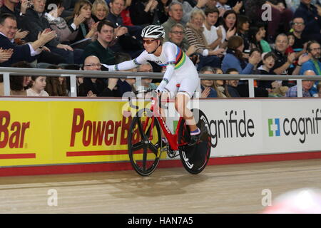 Londres, Royaume-Uni. 06Th Dec, 2016. Lee Valley VeloPark, Londres, Royaume-Uni. 3 décembre 2016.La voie de la révolution, de la série des Champions Tour 2. Laura Kenny remerciant la foule. Credit : Grant Burton/Alamy Live News Banque D'Images