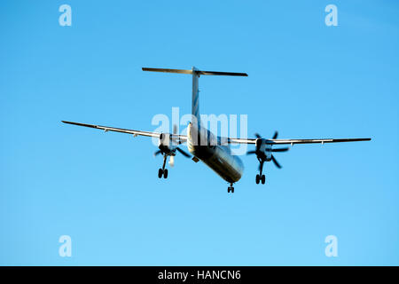 Flybe Bombardier Dash 8 près de l'aéroport de Birmingham, UK (G-JECL) Banque D'Images