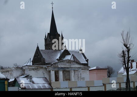 L'ancienne cathédrale catholique construire dans le temps de la Seconde Guerre mondiale en hiver sombre journée Banque D'Images