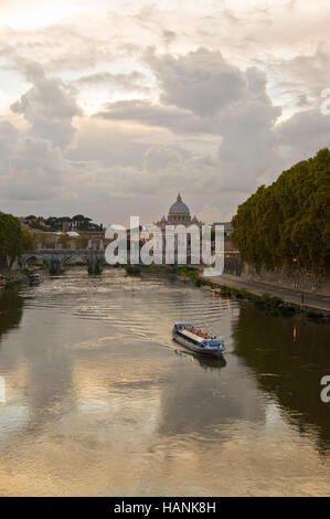 Du pont en face du palais de justice à Rome il y a une belle vue sur le Tibre et le dôme de la Basilique Saint Pierre Banque D'Images