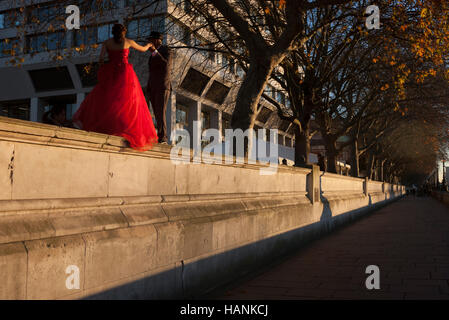 Un jeune couple de poser pour des photos de mariage sur la Southbank, le 29 novembre 2016, à Londres en Angleterre. Banque D'Images