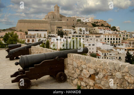 Vue de la forteresse de Dalt Vila et la ville d'Ibiza depuis le bastion de Saint Lucia Banque D'Images