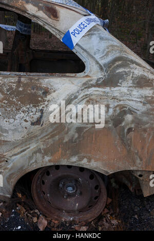 Une voiture incendiée trouvé abandonné par des vandales inconnus le 27 novembre 2016, dans les bois près de Wormshill, Kent, Angleterre. Banque D'Images