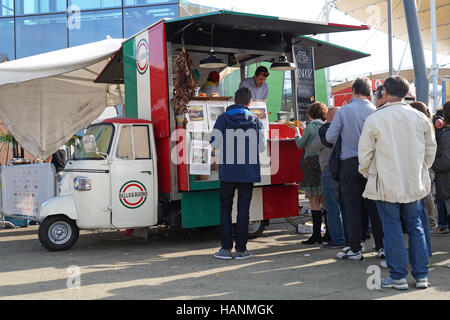 Milan , ITALIE - 16 octobre 2015 : les gens alignés dans l'une des charrettes de l'alimentation de rue typiquement italien Banque D'Images