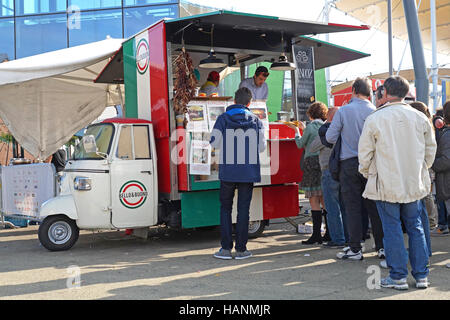Milan , ITALIE - 16 octobre 2015 : les gens alignés dans l'une des charrettes de l'alimentation de rue typiquement italien Banque D'Images