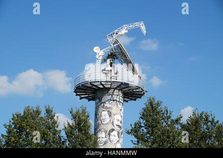 Radiotélescope est une forme d'antenne directionnelle utilisée en astronomie. antenne parabolique. Banque D'Images