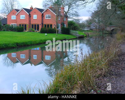 Réflexions sur Basingstoke Canal. Banque D'Images