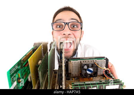 Ingénieur Nerd posant avec les composants d'un ordinateur isolé dans un fond blanc Banque D'Images