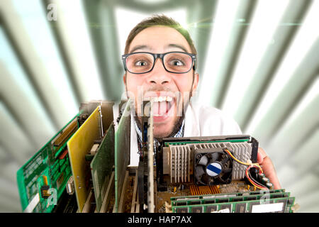 Heureux ingénieur nerd posant avec les composants de l'ordinateur Banque D'Images